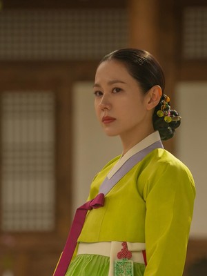 Pesona Son Ye Jin Jadi Lady Cho di Drakor Netflix Terbaru The Scandal