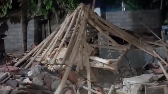 Reruntuhan pos kamling di Curahmalang, Jember yang ditabrak pikap bawa sound horeg