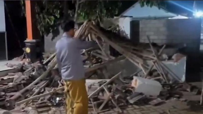 Reruntuhan pos kamling di Curahmalang, Jember yang ditabrak pikap bawa sound horeg