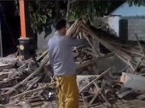 Video: Detik-detik Sound Horeg Tabrak Pos Kamling hingga Ambruk di Jember
