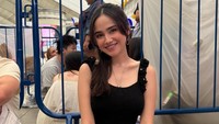 Syifa Hadju Ngemper di London Demi Konser Ariana Grande
