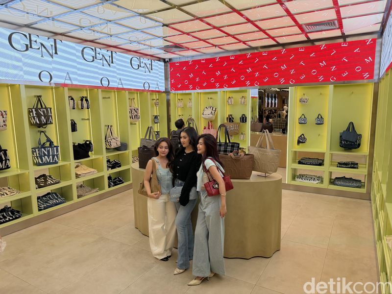 Stylist Imelda Untoro berbagi tips styling Tas Tote Bag Logo Besar Gentlewoman