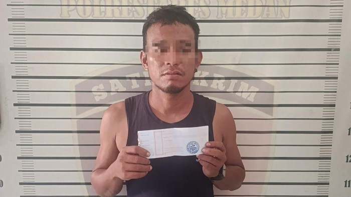 Teks foto: Pelaku Dedek usai ditangkap petugas kepolisian. (Foto: dok. Polsek Sunggal)