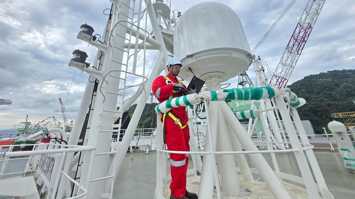Telkomsat memperkuat layanan konektivitas berbasis satelit untuk menjaga kapal tetap terhubung selama berlayar di berbagai wilayah perairan Indonesia.