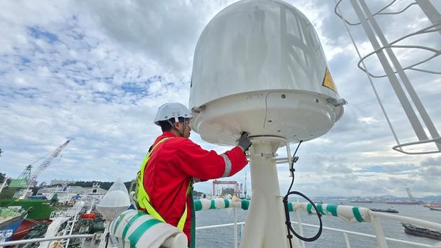 Telkomsat memperkuat layanan konektivitas berbasis satelit untuk menjaga kapal tetap terhubung selama berlayar di berbagai wilayah perairan Indonesia.