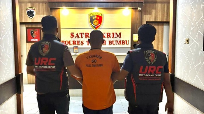 Tersangka AF (33) saat diamankan. (Polres Tanah Bumbu)