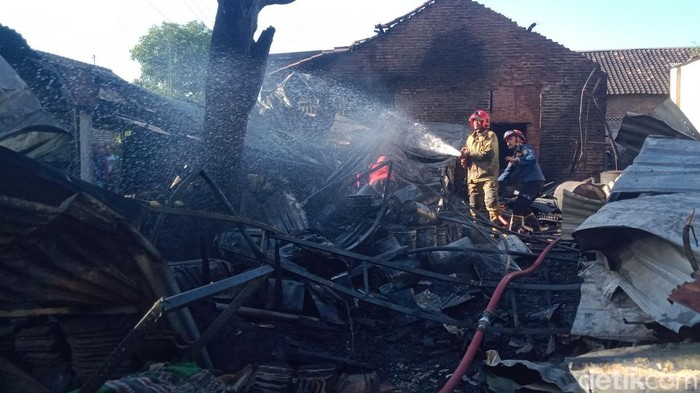 Tim Damkar Klaten memadamkan api di Gemblegan, Kalikotes, Klaten.