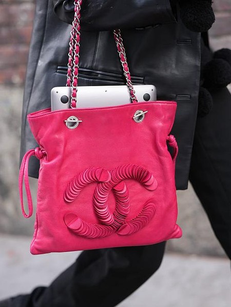Trik Pakai Tote Bag dengan Logo Mencolok agar Tetap Stylish dan Tak Berlebihan
