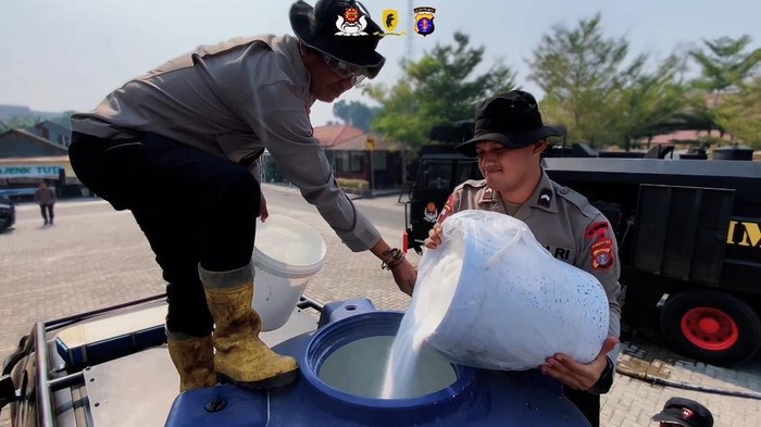 Upaya memutus laju karhutla di Kota Palangka Raya terus dikembangkan. Satbrimob Polda Kalimantan Tengah (Kalteng) menguji penggunaan powder pemutus api sebagai penyekat untuk menghambat pergerakan api, terutama di kawasan yang memiliki karakteristik lahan gambut.