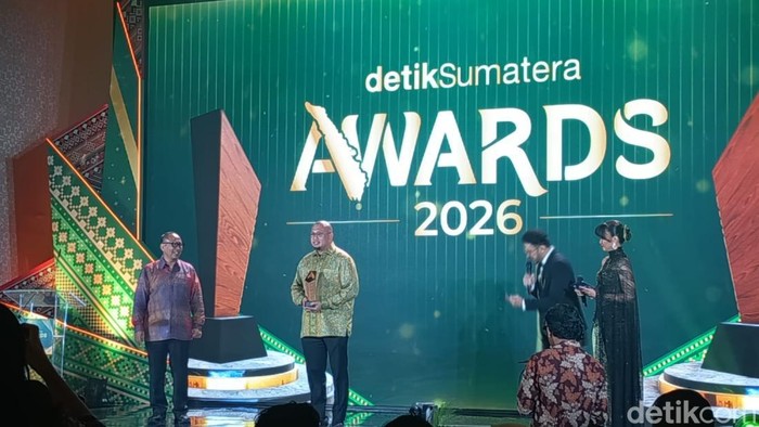 Wakil Ketua Komisi VI DPR RI Andre Rosiade menerima detikSumatera Awards 2026 (Kartika Sari/detikcom)