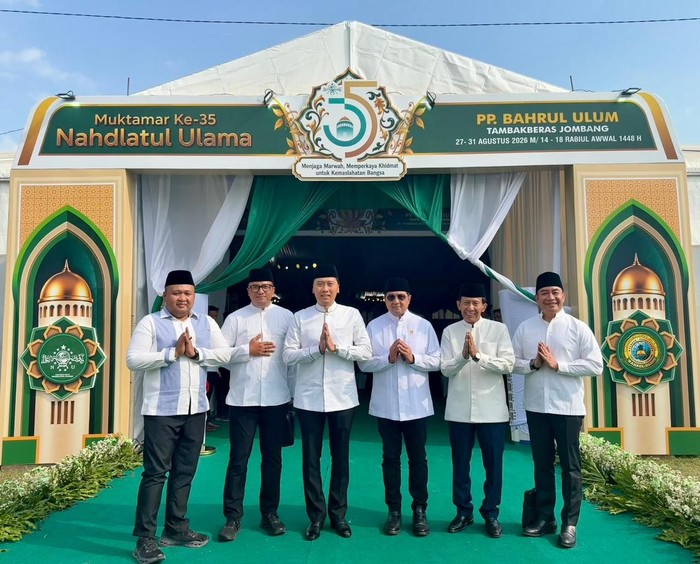 Wakil Ketua MPR RI, Edhie Baskoro Yudhoyono (EBY) menghadiri Muktamar ke-35 Nahdlatul Ulama (NU) di Pondok Pesantren Bahrul Ulum, Tambakberas, Jombang.