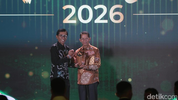 Wali Kota Batam Amsakar Achmad menerima detikSumatera Awards 2026 (detikcom)