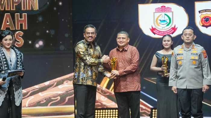 Wali Kota Makassar Munafri Arifuddin menerima penghargaan Pimpinan Daerah Award 2026.