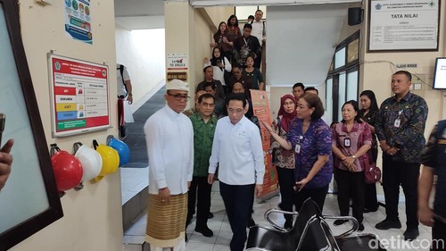 WamenkesBenjamin Paulus Octavianus didampingi Wali Kota Denpasar I Gusti Ngurah Jaya Negara saat meninjau Pustu Dauh Puri, Puskesmas II Denpasar Barat, Bali, Jumat (28/8/2026). (Foto:Firizqi Irwan/detikBali)
