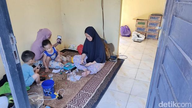 Warga Banjarbaru, Aina dan anaknya, saat harus mengungsi sementara di rumah saudara. (Khairun Nisa/detikKalimantan) Warga Banjarbaru, Aina dan anaknya, saat harus mengungsi sementara di rumah saudara. (Khairun Nisa/detikKalimantan)