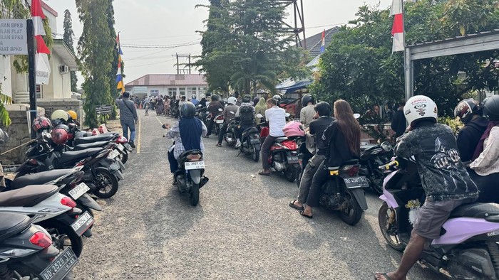 Warga saat mengantre untuk mambayar pajak kendaraan