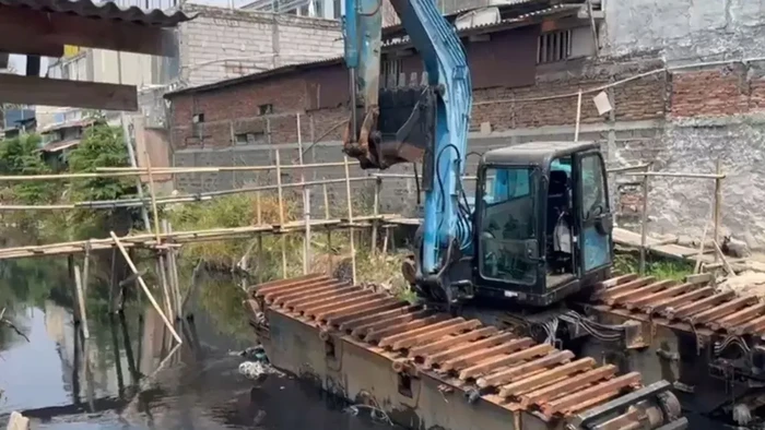 Warga Tegal Alur, Jakarta Barat patungan membangun jembatan bambu di atas Kali Semongol viral di medsos. Gubernur Pramono janji akan membangun pakai beton. (ANTARA/Risky S)