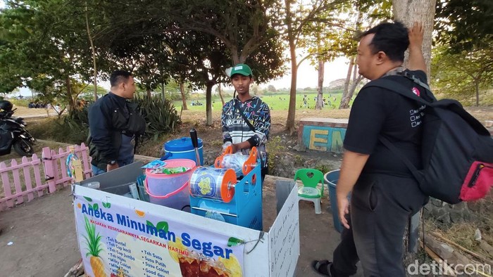 Alim (mengenakan topi hijau), pedagang minuman di sekitar Embung Wanakaya, Kabupaten Cirebon