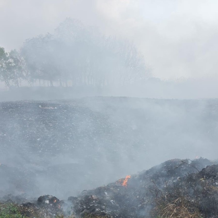 Api kembali muncul di TPA liar di Waringinkurung, Kabupaten Serang, Banten. Personel Polda Banten bersama damkar berjibaku memadamkan api. (dok Ist)