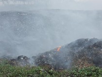Damkar Butuh Alat Berat Padamkan Titik Api di TPA Liar Waringinkurung