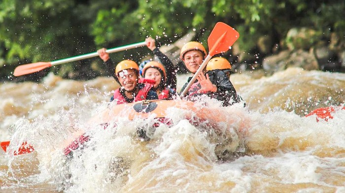 Arung jeram yang merupakan salah satu wisata minat khusus kategori petualangan di Malinau. (Istimewa/Dokumentasi warga, Roni Manan)