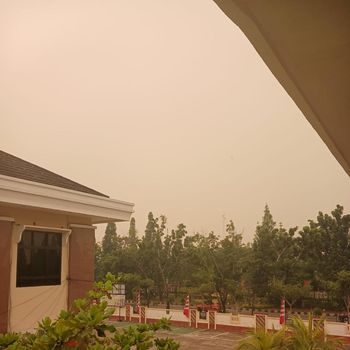 Asap kebakaran hutan dan lahan (karhutla) membuat langit Kota Pontianak, Kalbar berwarna kuning kecokelatan. Ini penjelasan BMKG terkait fenomena tersebut. (dok Istimewa)