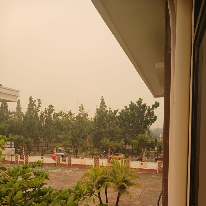 Asap kebakaran hutan dan lahan (karhutla) membuat langit Kota Pontianak, Kalbar berwarna kuning kecokelatan. Ini penjelasan BMKG terkait fenomena tersebut. (dok Istimewa)