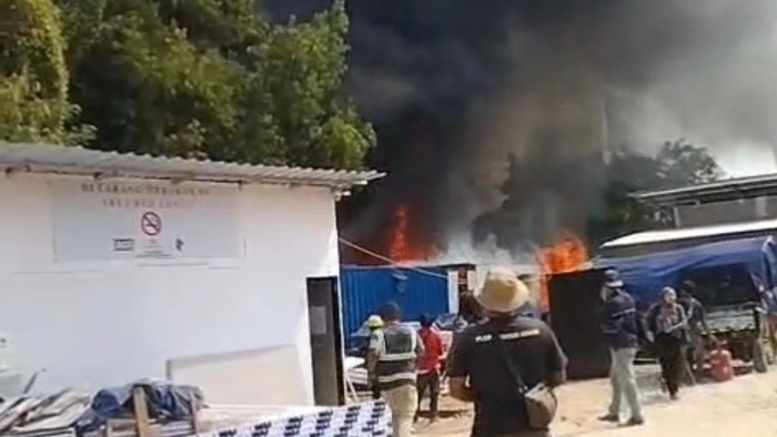 Bedeng logistik proyek di Jalan Pantai Indah Utara 3,  Jakut terbakar.