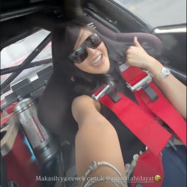 Senyum Bella Bonita Pacu Adrenalin Ikut Nge-drift Bareng Anindita Hidayat