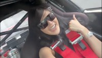 Senyum Bella Bonita Pacu Adrenalin Ikut Nge-drift Bareng Anindita Hidayat
