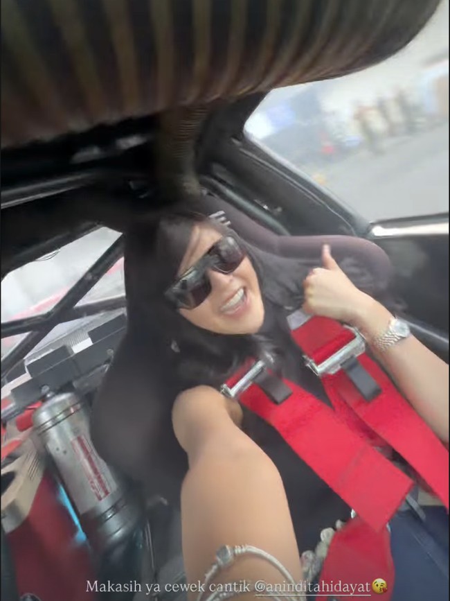 Senyum Bella Bonita Pacu Adrenalin Ikut Nge-drift Bareng Anindita Hidayat
