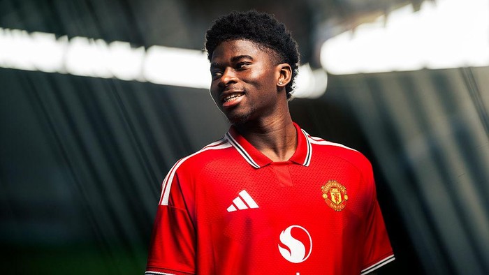 MANCHESTER, ENGLAND - AUGUST 25: (EXCLUSIVE COVERAGE) Carlos Baleba of Manchester United poses after signing for the club at Carrington Training Ground on August 25, 2026 in Manchester, England. (Photo by Manchester United/Manchester United via Getty Images)