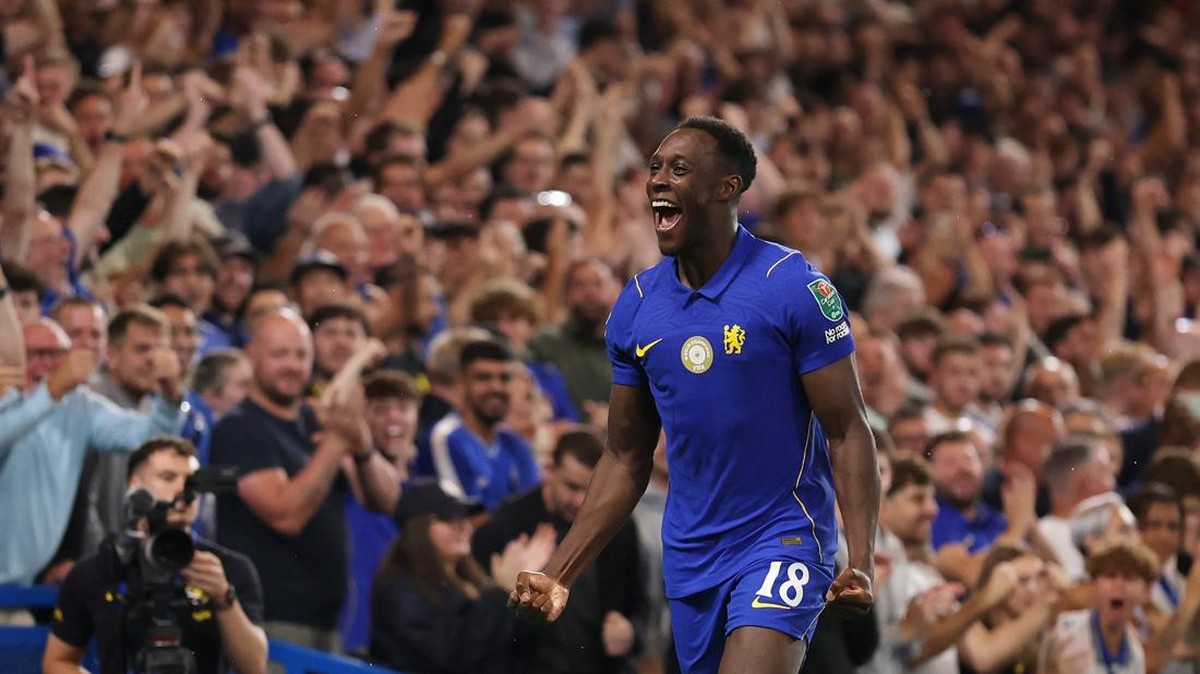 Danny Welbeck saat merayakan golnya ke gawang Luton Town. (Foto: Getty Images/Richard Heathcote)