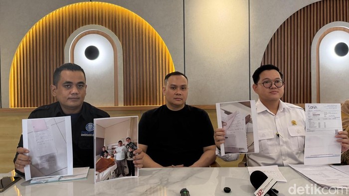 Eddo Susanto (tengah) beserta kuasa hukumnya menunjukkan bukti obat anjuran dokter yang dikonsumsi