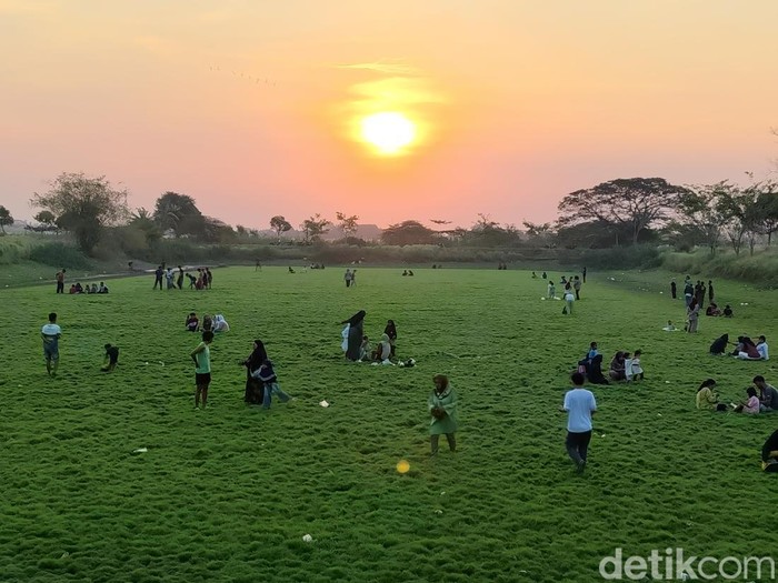 Embung Wanakaya di Kabupaten Cirebon mengering dan banyak dikunjungi warga saat sore hari.