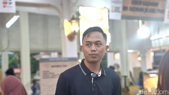Fakhri Hidayat, generasi ketiga pemilik Batagor H.Isan Bandung