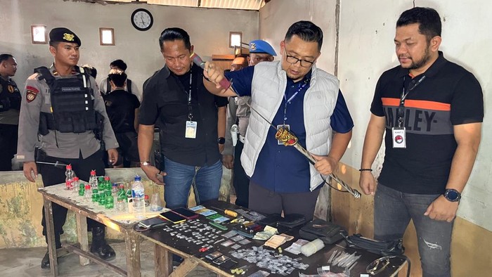 Polisi saat menggerebek rumah yang jadi sarang narkoba. di Deli Serdang, Sumut.