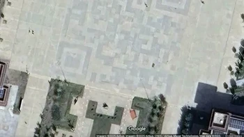 QR code raksasa terlihat dari udara. Pola berbentuk kode QR ini dibuat di area terbuka dan baru terlihat jelas ketika dipandang melalui citra satelit. Foto: Boredpanda