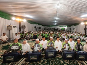 Momen 70 Driver Gojek Persiapan Berangkat Umrah Bulan Depan, Haru & Khidmat