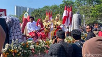 Bupati Gresik Fandi Akhmad Yani turut menjadi perhatian. Orang nomor satu di Pemkab Gresik itu menaiki mobil hias yang mengusung simbol Naga Giri bersama istrinya. Wakil Bupati Gresik Asluchul Alif beserta istri juga turut dalam rombongan.