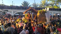 Ribuan warga memadati sepanjang ruas jalan yang menjadi rute karnaval untuk menyaksikan puluhan kendaraan hias yang tampil dengan beragam kreativitas.