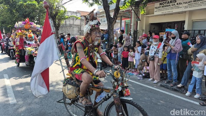 45 Unsur Ramaikan Gresik Merdeka Karnival, Bupati Yani Naik Naga Giri