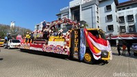 Potret sejumlah komunitas turut memeriahkan Gresik Merdeka Karnival, termasuk komunitas sepatu roda, sepeda pancal tua, dan Paskibraka. (Foto: Jemmi Purwodianto/detikjatim)