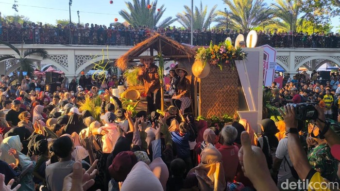45 Unsur Ramaikan Gresik Merdeka Karnival, Bupati Yani Naik Naga Giri