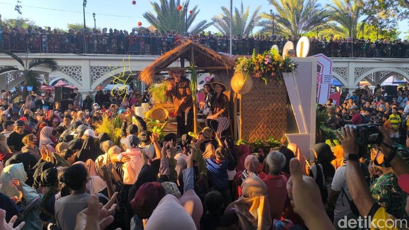 45 Unsur Ramaikan Gresik Merdeka Karnival, Bupati Yani Naik Naga Giri
