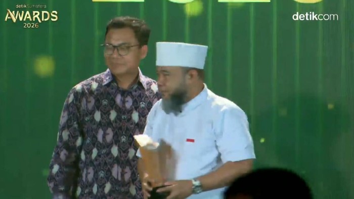 Gubernur Helmi Hasan menerima penghargaan detiksumaterawards