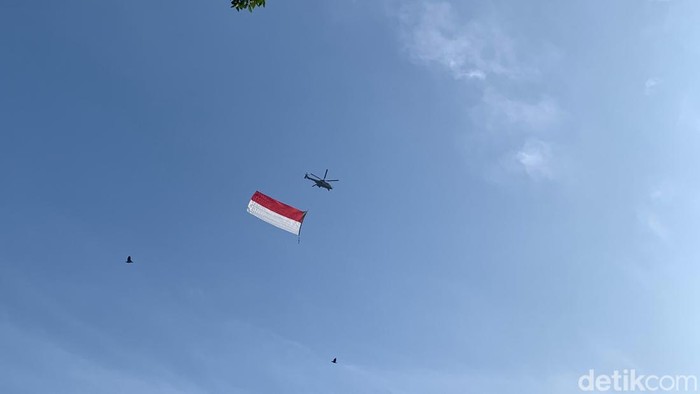 Helikopter kibarkan Bendera Merah Putih meriahkan acara Merdeka Run
