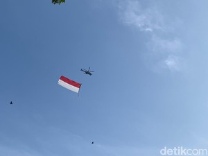 Meriahkan Merdeka Run, Heli Kibarkan Bendera Merah Putih Putari Langit Istana