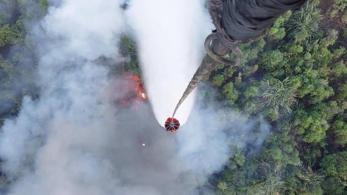 Helikopter water bombing saat manuver pemadaman karhutla di Jambi