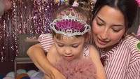 Jennifer Coppen tak menampik pernah merasakan lelah, tapi selalu berusaha semangat demi Kamari. Jadi mama kamu nggak selalu gampang. Ada banyak banget hari dimana mama capek, ngerasa sendirian, bingung harus gimana, bahkan ada saat dimana hidup rasanya berat banget. Hidup juga pernah terasa begitu keras karena mama harus melalui kehilangan yang nggak pernah mama bayangin sebelumnya. Ada masa dimana mama benar-benar nggak tau gimana caranya harus kuat dan terus jalan lagi. Tapi sesulit apapun hidup, mama nggak pernah menyerah. Mama selalu bangun lagi, selalu berusaha lagi, karena mama tau ada kamu yang harus mama jaga, tulisnya. (Foto: dok Instagram jennifercoppenreal20)